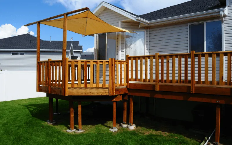 elevated-1st-floor-shaded-stained-deck-eating-area_result